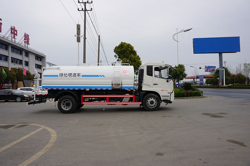 中洁牌XZL5182GSS6型东风天锦洒水车