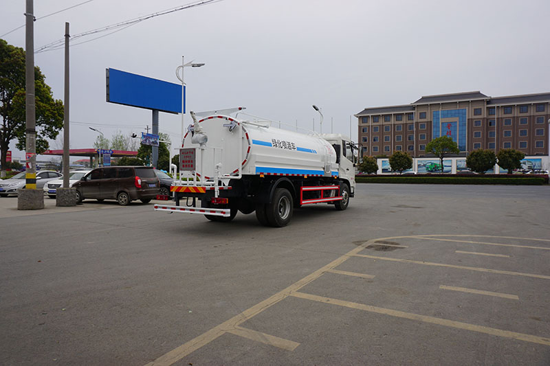 中洁牌XZL5182GSS6型东风天锦洒水车